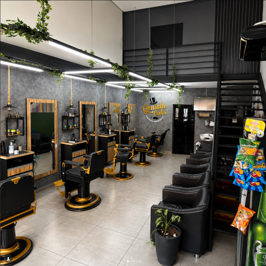 Interior da Geninho Cortes Escola & Barbearia